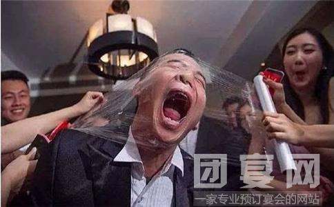 伴娘怎么整新郎 最经典的迎亲堵门游来自戏