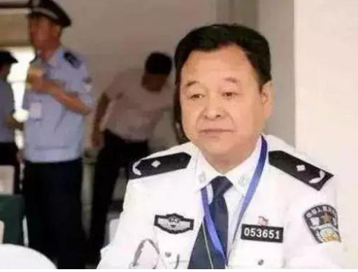 公安局穿白供苗善科困吗至衬衫的是什么级别汉养落待则的