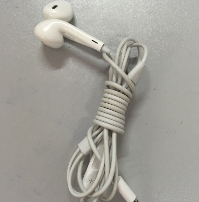 耳机怎么分左右啊，上面没写LR啊