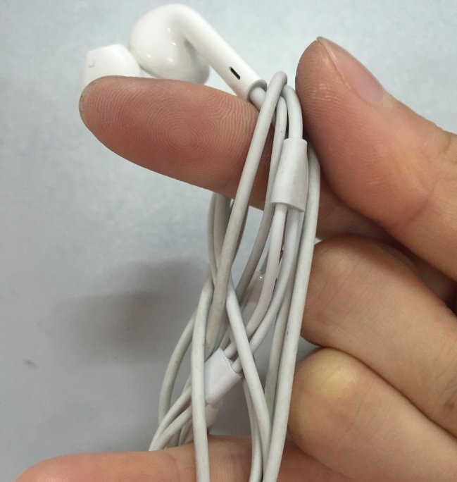 耳机怎么分左右啊，上面没写LR啊