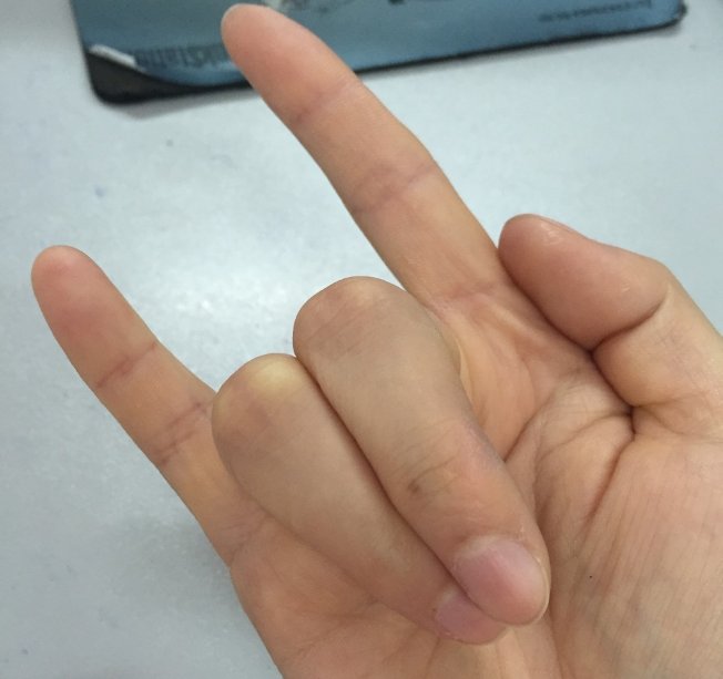 耳机怎么分左右啊，上面没写LR啊