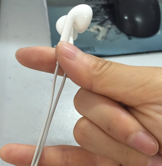 耳机怎么分左右啊，上面没写LR啊