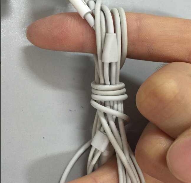 耳机怎么分左右啊，上面没写LR啊