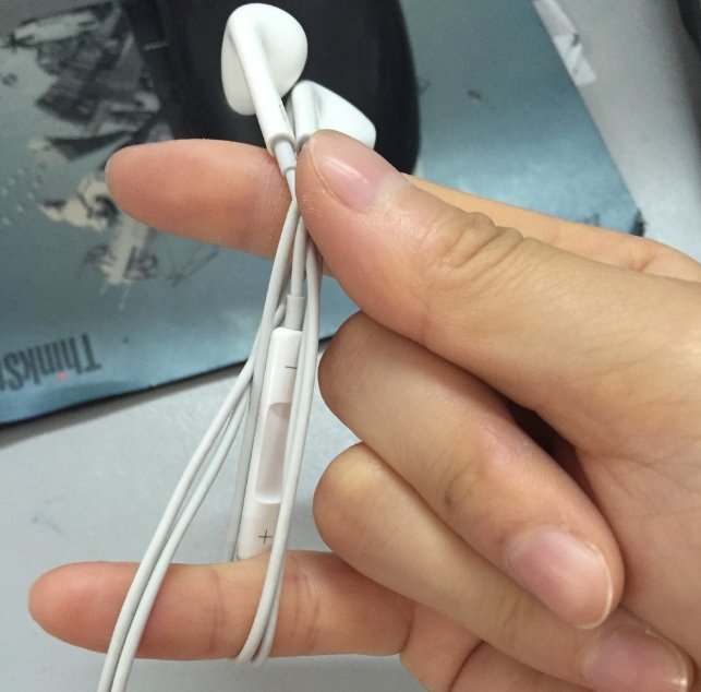 耳机怎么分左右啊，上面没写LR啊