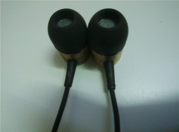 耳机怎么分左右啊，上面没写LR啊