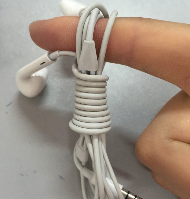 耳机怎么分左右啊，上面没写LR啊