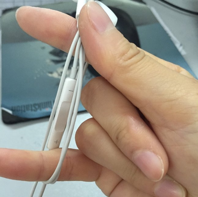 耳机怎么分左右啊，上面没写LR啊