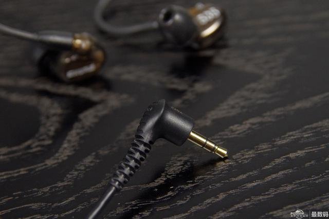 动铁四天王的简介