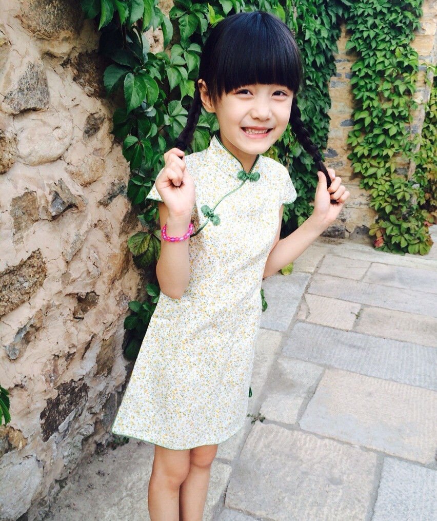 纪姿含的家庭背景是怎样的？