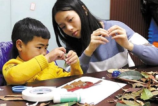 张强笑着对妈妈说：“李明今天生病了，我去帮他辅导功课。”(改力转述句)