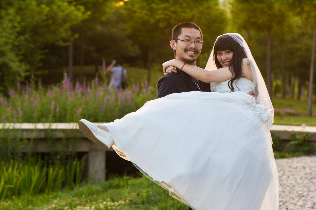 中南财大毕业典礼现场，师弟拉横幅帮毕业师哥征婚，刚毕业就结婚真的好吗？