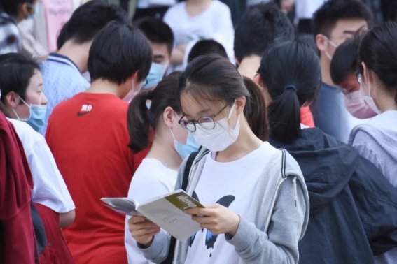 高考第一天早上考什么