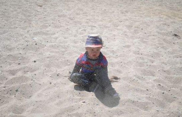 玩玩就扬沙子是什么意思？？？