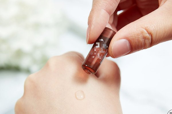 精华液一区二区三区别