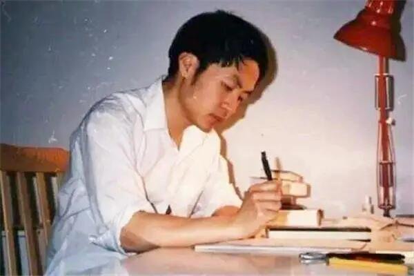 顾城在《英儿》一书中，写了哪些美的片段？