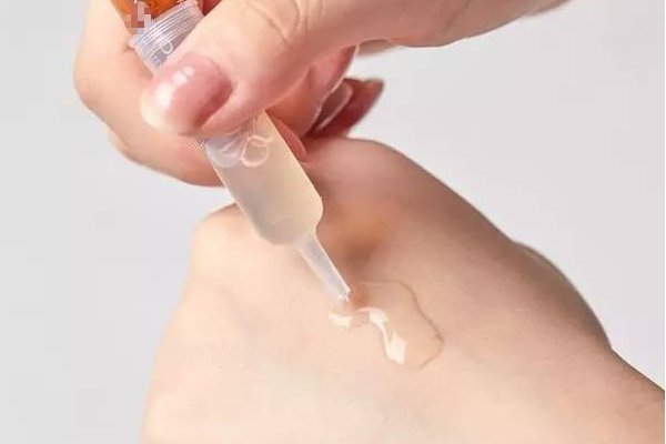 精华液一区二区三区别