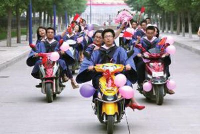 中南财大毕业典礼现场，师弟拉横幅帮毕业师哥征婚，刚毕业就结婚真的好吗？