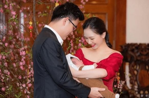 中南财大毕业典礼现场，师弟拉横幅帮毕业师哥征婚，刚毕业就结婚真的好吗？