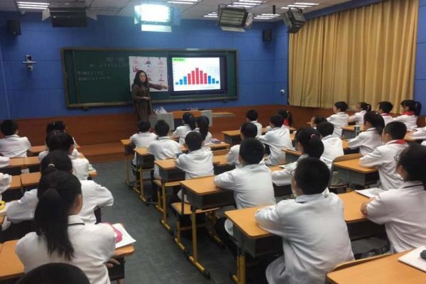 黑牛白角谜底生肖