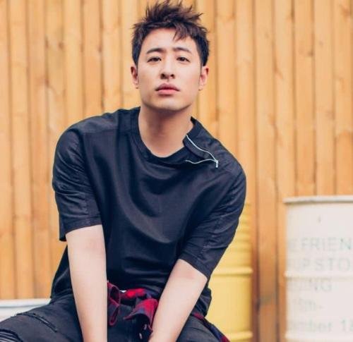 “偷偷的看着你、眼神有话要说、是不是你想要认识我”这个歌词是属于哪首歌的？