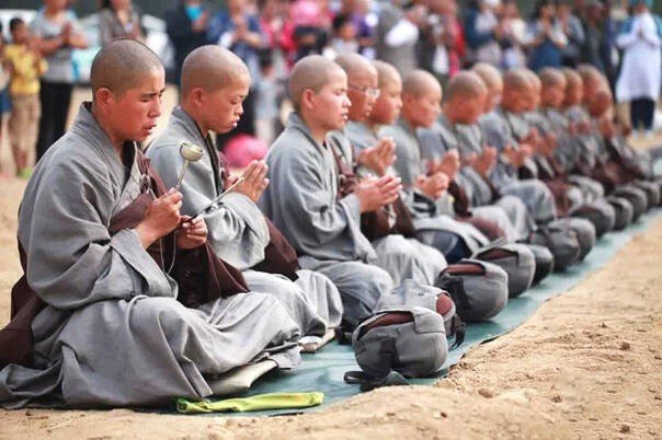 灰色的僧衣和黄色的僧衣有啥区别