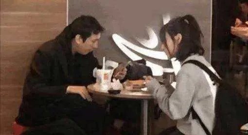 王思聪带女生在楼盘看房,是否意味着好事将近了?