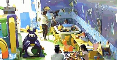 游乐场争玩具，小女孩遭对方家长掌掴，你怎么看？