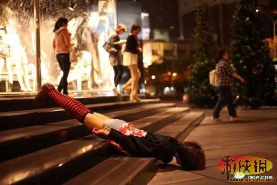 台湾仆街少女走红网络 无厘头媲美东京漂浮少女