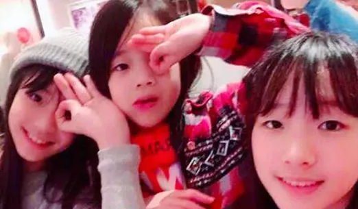 小S全家福曝光：小S素颜出镜幸福满满