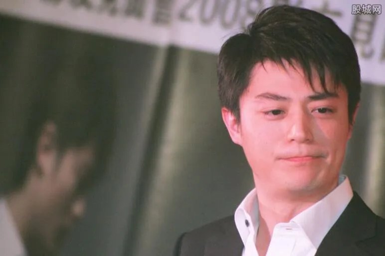 霍建华逗女儿会这样做 原来老干部也是一枚女儿控