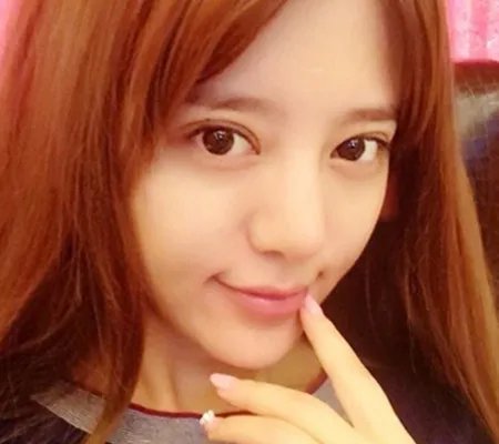 阿兰达瓦卓玛抽烟照大全 被誉为“唯美歌姬”