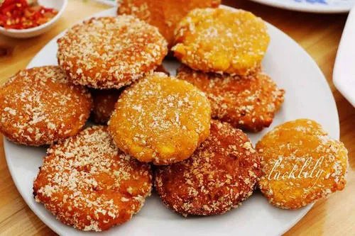 大学生在自家菜地里建微型高铁，疫情至今你在家做了什么？