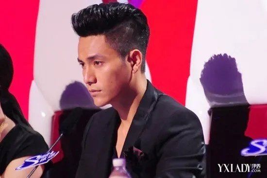 因为选手陈坤谢霆锋吵架了坤哥当评委拒绝煽情