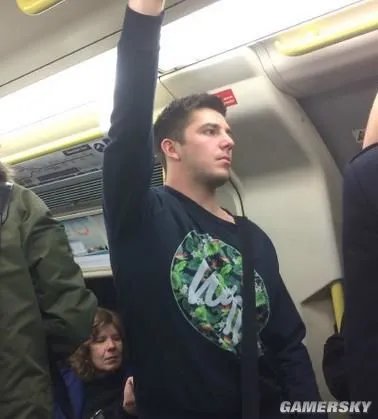英国地铁帅哥爆红 妹子看的口水直流