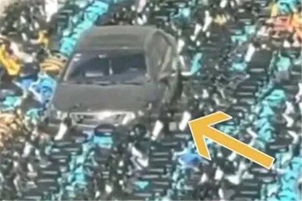 私家车被共享单车重重包围，给你的出行带来什么影响？