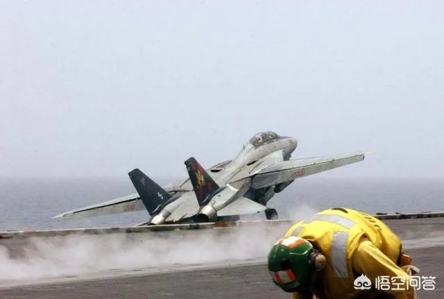 歼15起飞时后面竖起的挡板作用是什么？有何特殊要求？