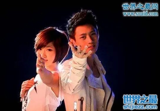 洪辰和魏晨的结婚照曝光,帮帮唱擦出默契火化