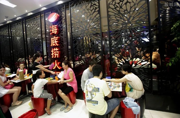 海底捞上半年净亏损9.65亿元 顾客人均消费上升