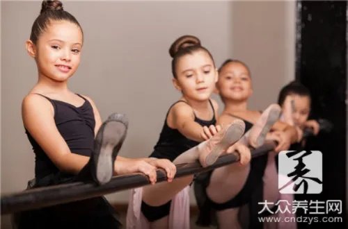 如何学跳肚皮舞