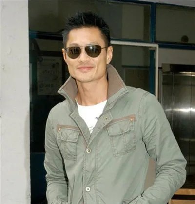 黄德斌微博接问答 网友大赞型男义有情义