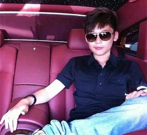 14岁富二代炫富晒美女 女友豪车照片曝光