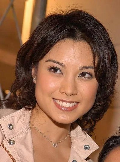 廖碧儿整容前后对比照 揭秘其削去腮骨变瓜子脸