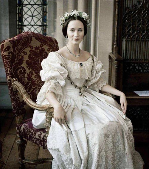 维多利亚女王婚纱是怎样的   什么颜色的婚纱好看