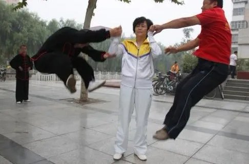 闫芳徒弟说出了真相 闫芳太极拳搞笑