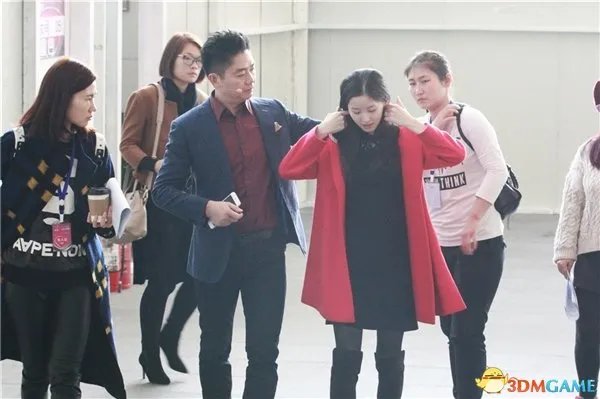 霸道总裁狂秀恩爱 京东CEO刘强东帮奶茶妹穿衣理容