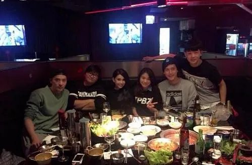 昆凌与同事聚餐爆美照 网友:大嫂,脸好小