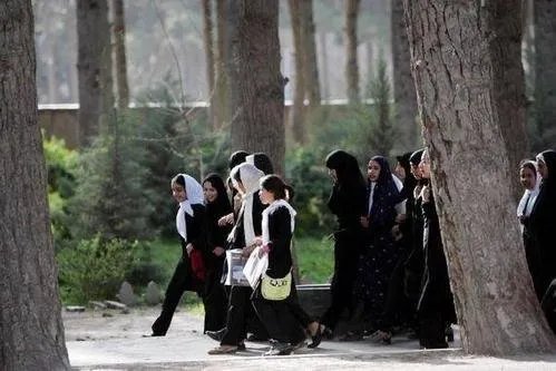 阿富汗禁止女学生在有男性场所唱歌，为何会这么规定？