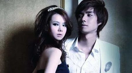 我不知道你在想什么/还是那个地点那条街 这首歌的歌名是什么?