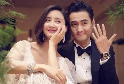 女子穿睡衣蹦迪老公用车灯打光,这样的夫妻关系你羡慕吗?