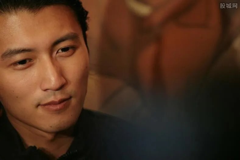 谢霆锋和阿SA的关系 是兄妹是情侣扑朔迷离